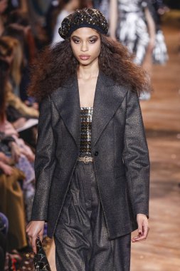 New York, New York - 13 Şubat: Bir model Şubat'ta New York Moda Haftası sırasında Michael Kors defilesinde podyumda yürüyor 13, 2019 Nyc