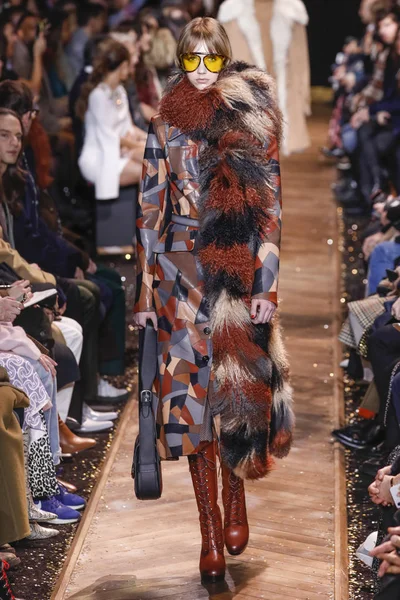New York, New York - 13 Şubat: Bente Oort 13 Şubat 2019'da New York Moda Haftası sırasında Michael Kors defilesinde podyumda yürüyor.