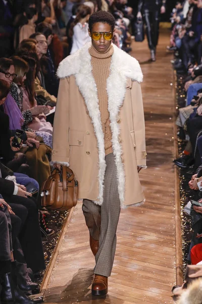 13일 2019년 13일 뉴욕에서 마이클 코어스 패션쇼에서 모델이 런웨이를 — 스톡 사진