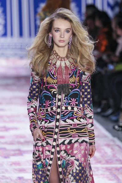 New York New York February Model Walks Runway Wearing Naeem — Stock Photo, Image