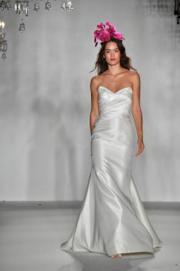 New York, Ny - 4 Ekim 2019, New York City 'de Union West' teki Anne Barge 2020 Yıl dönümü Runway Show 'unda bir model podyumda yürüyor..