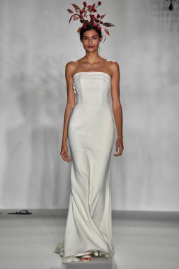 New York, Ny - 4 Ekim 2019, New York City 'de Union West' teki Anne Barge 2020 Yıl dönümü Runway Show 'unda bir model podyumda yürüyor..