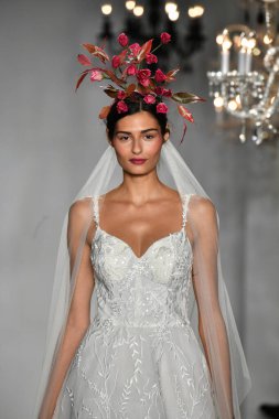 New York, Ny - 4 Ekim 2019, New York City 'de Union West' teki Anne Barge 2020 Yıl dönümü Runway Show 'unda bir model podyumda yürüyor..