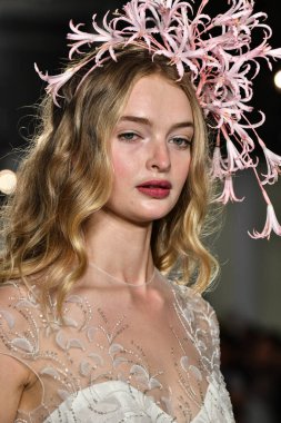 New York, Ny - 4 Ekim 2019, New York City 'de Union West' teki Anne Barge 2020 Yıl dönümü Runway Show 'unda bir model podyumda yürüyor..