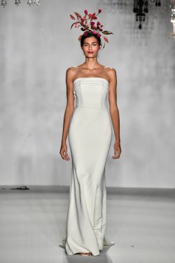 New York, Ny - 4 Ekim 2019, New York City 'de Union West' teki Anne Barge 2020 Yıl dönümü Runway Show 'unda bir model podyumda yürüyor..