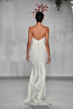 New York, Ny - 4 Ekim 2019, New York City 'de Union West' teki Anne Barge 2020 Yıl dönümü Runway Show 'unda bir model podyumda yürüyor..