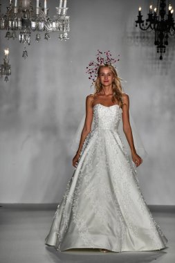New York, Ny - 4 Ekim 2019, New York City 'de Union West' teki Anne Barge 2020 Yıl dönümü Runway Show 'unda bir model podyumda yürüyor..