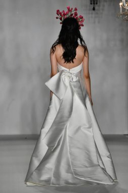 New York, Ny - 4 Ekim 2019, New York City 'de Union West' teki Anne Barge 2020 Yıl dönümü Runway Show 'unda bir model podyumda yürüyor..