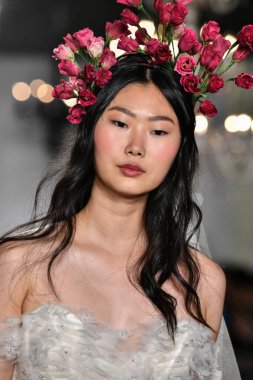 New York, Ny - 4 Ekim 2019, New York City 'de Union West' teki Anne Barge 2020 Yıl dönümü Runway Show 'unda bir model podyumda yürüyor..