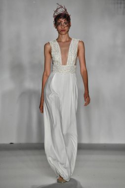 New York, Ny - 4 Ekim 2019, New York City 'de Union West' teki Anne Barge 2020 Yıl dönümü Runway Show 'unda bir model podyumda yürüyor..