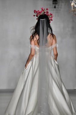 New York, Ny - 4 Ekim 2019, New York City 'de Union West' teki Anne Barge 2020 Yıl dönümü Runway Show 'unda bir model podyumda yürüyor..