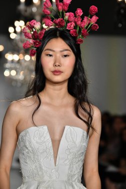 New York, Ny - 4 Ekim 2019, New York City 'de Union West' teki Anne Barge 2020 Yıl dönümü Runway Show 'unda bir model podyumda yürüyor..