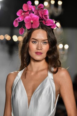 New York, Ny - 4 Ekim 2019, New York City 'de Union West' teki Anne Barge 2020 Yıl dönümü Runway Show 'unda bir model podyumda yürüyor..