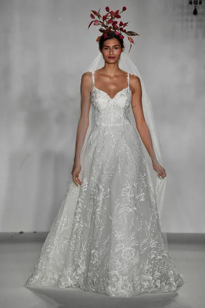 New York October Model Walks Runway Anne Barge Bridal 20Th — ストック写真