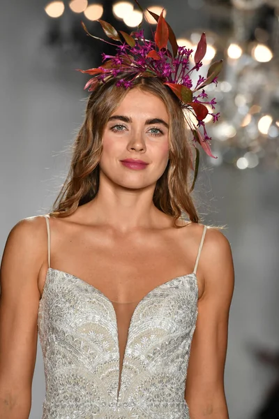 New York October Model Walks Runway Anne Barge Bridal 20Th — ストック写真