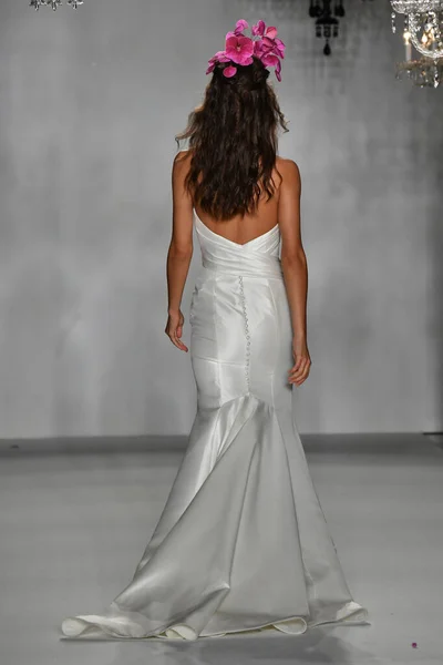 New York October Model Walks Runway Anne Barge Bridal 20Th — Stock Photo, Image