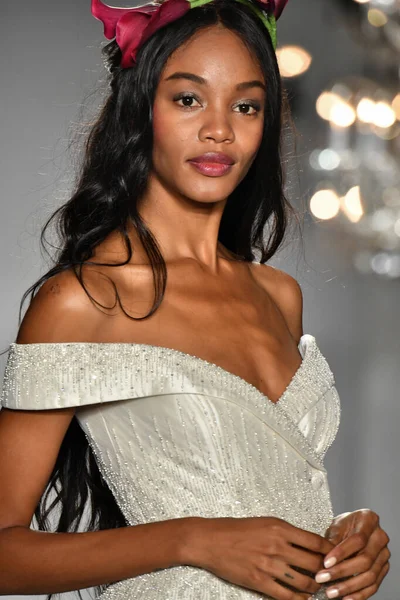 New York October Model Walks Runway Anne Barge Bridal 20Th — 스톡 사진