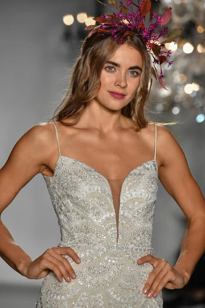 New York October Model Walks Runway Anne Barge Bridal 20Th — ストック写真