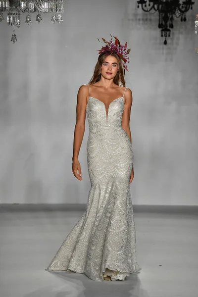 New York Października Modelka Spaceruje Pasie Startowym Podczas Oblubienicy Anne — Zdjęcie stockowe