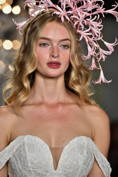 New York October Model Walks Runway Anne Barge Bridal 20Th — Stock Photo, Image