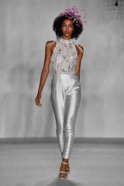 New York, Ny - 4 Ekim 2019, New York City 'de Union West' teki Anne Barge 2020 Yıl dönümü Runway Show 'unda bir model podyumda yürüyor..