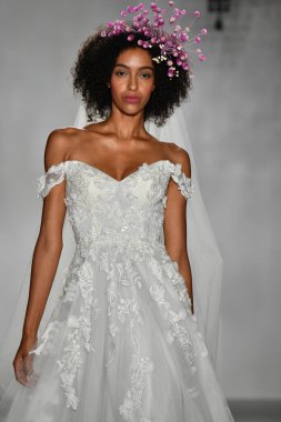 New York, Ny - 4 Ekim 2019, New York City 'de Union West' teki Anne Barge 2020 Yıl dönümü Runway Show 'unda bir model podyumda yürüyor..