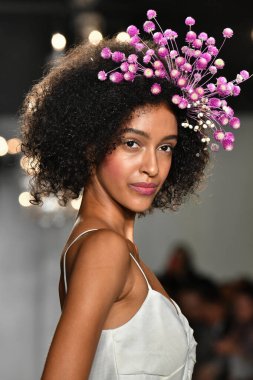 New York, Ny - 4 Ekim 2019, New York City 'de Union West' teki Anne Barge 2020 Yıl dönümü Runway Show 'unda bir model podyumda yürüyor..