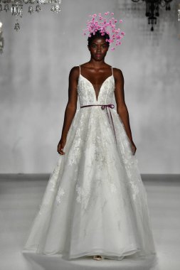 New York, Ny - 4 Ekim 2019, New York City 'de Union West' teki Anne Barge 2020 Yıl dönümü Runway Show 'unda bir model podyumda yürüyor..