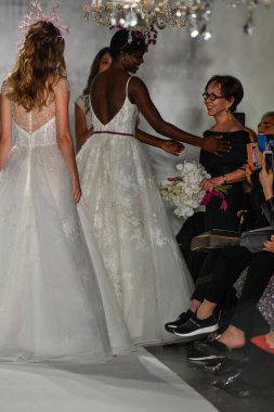 New York, Ny - 4 Ekim: Anne Barge, New York City 'deki Union West' teki Anne Barge 2020 Yıl dönümü Runway Show sırasında podyumda yürüyor..