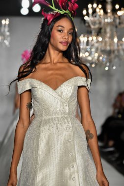 New York, Ny - 4 Ekim: Modeller, New York City 'deki Union West' teki Anne Barge 2020 Yıl dönümü Runway Show 'unda podyum finalinde yürüyorlar..