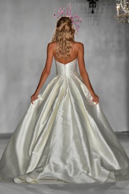 New York, Ny - 4 Ekim 2019, New York City 'de Union West' teki Anne Barge 2020 Yıl dönümü Runway Show 'unda bir model podyumda yürüyor..