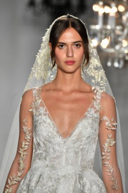 New York, Ny - 4 Ekim 2019, New York City 'de Union West' teki Anne Barge 2020 Yıl dönümü Runway Show 'unda bir model podyumda yürüyor..