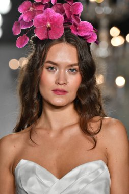 New York, Ny - 4 Ekim 2019, New York City 'de Union West' teki Anne Barge 2020 Yıl dönümü Runway Show 'unda bir model podyumda yürüyor..