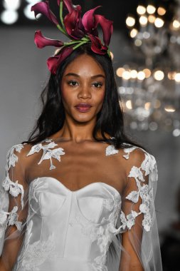 New York, Ny - 4 Ekim 2019, New York City 'de Union West' teki Anne Barge 2020 Yıl dönümü Runway Show 'unda bir model podyumda yürüyor..