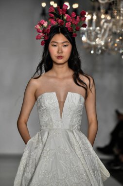 New York, Ny - 4 Ekim 2019, New York City 'de Union West' teki Anne Barge 2020 Yıl dönümü Runway Show 'unda bir model podyumda yürüyor..