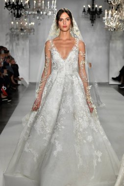 New York, Ny - 4 Ekim: Modeller, New York City 'deki Union West' teki Anne Barge 2020 Yıl dönümü Runway Show 'unda podyum finalinde yürüyorlar..