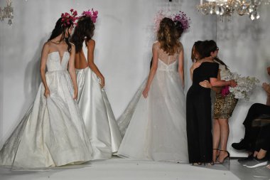 New York, Ny - 4 Ekim: Anne Barge ve Shawne Reese, New York City 'deki Union West' teki Anne Barge 2020 Yıl dönümü Runway Show sırasında podyumda yürürler..