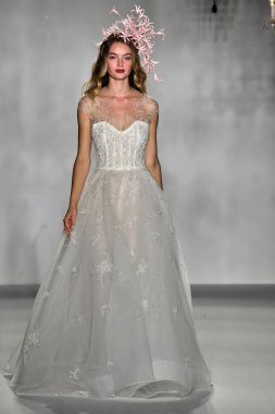 New York, Ny - 4 Ekim 2019, New York City 'de Union West' teki Anne Barge 2020 Yıl dönümü Runway Show 'unda bir model podyumda yürüyor..