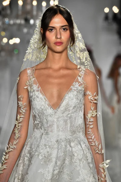 New York October Models Walk Runway Finale Anne Barge Bridal — стокове фото