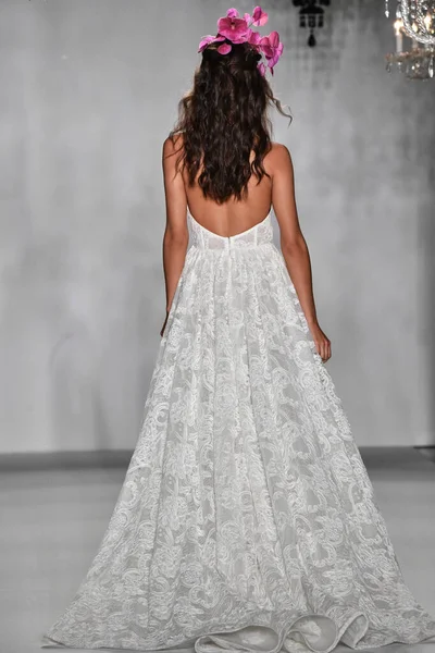 New York October Model Walks Runway Anne Barge Bridal 20Th — ストック写真