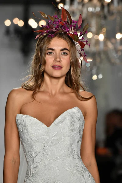 New York October Model Walks Runway Anne Barge Bridal 20Th — ストック写真