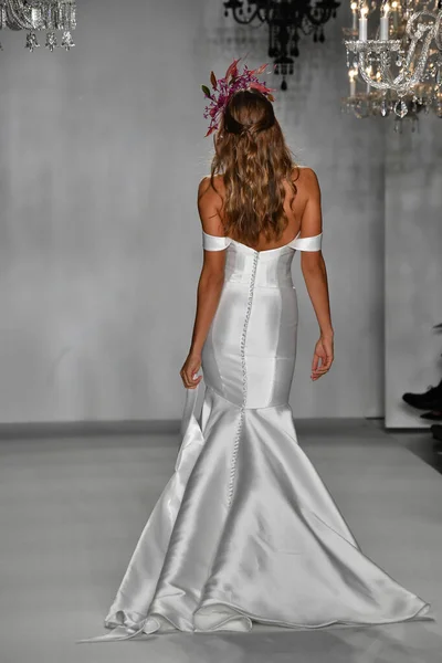 New York Oktober Modell Går Banan Anne Barge Bridal Årsjubileum — Stockfoto