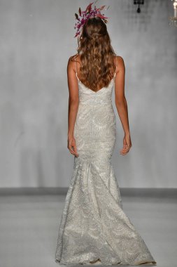 New York, Ny - 4 Ekim 2019, New York City 'de Union West' teki Anne Barge 2020 Yıl dönümü Runway Show 'unda bir model podyumda yürüyor..