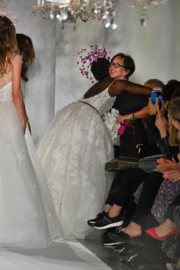 New York, Ny - 4 Ekim: Anne Barge, New York City 'deki Union West' teki Anne Barge 2020 Yıl dönümü Runway Show sırasında podyumda yürüyor..