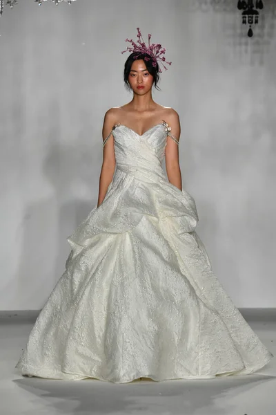 New York Október Egy Modell Sétál Kifutón Anne Barge Bridal — Stock Fotó