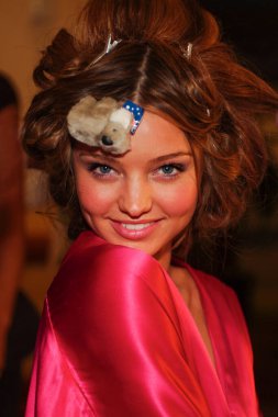 HALYWOOD, CA - 16 Kasım 2006 'da Hollywood, CA' da Miranda Kerr Victoria 's Secret 2006 Moda Gösterisi için hazırlanıyor - Kodak Tiyatrosu' nda sahne arkası