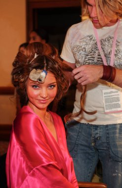 HALYWOOD, CA - 16 Kasım 2006 'da Hollywood, CA' da Miranda Kerr Victoria 's Secret 2006 Moda Gösterisi için hazırlanıyor - Kodak Tiyatrosu' nda sahne arkası