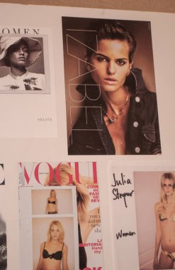 HOLYWOOD, CA - 16 Kasım 2006 'da Hollywood, CA' da Victoria 's Secret 2006 Moda Show' da Model Compcard - Kodak Tiyatrosu 'nda sahne arkası