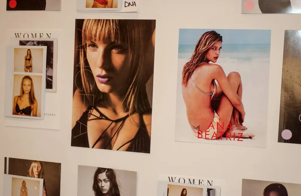 HOLYWOOD, CA - 16 Kasım 2006 'da Hollywood, CA' da Victoria 's Secret 2006 Moda Show' da Model Compcard - Kodak Tiyatrosu 'nda sahne arkası