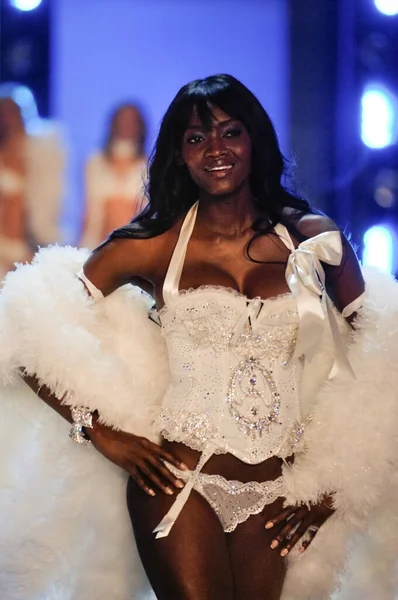 Hollywood Listopad Oluchi Onweagba Spaceruje Wybiegu Victoria Secret Fashion Show — Zdjęcie stockowe